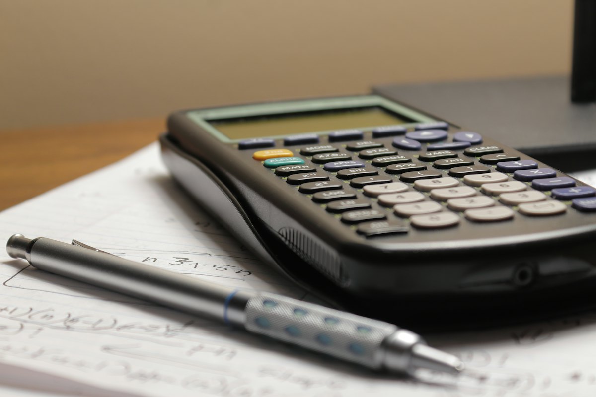 Libro contable y calculadora