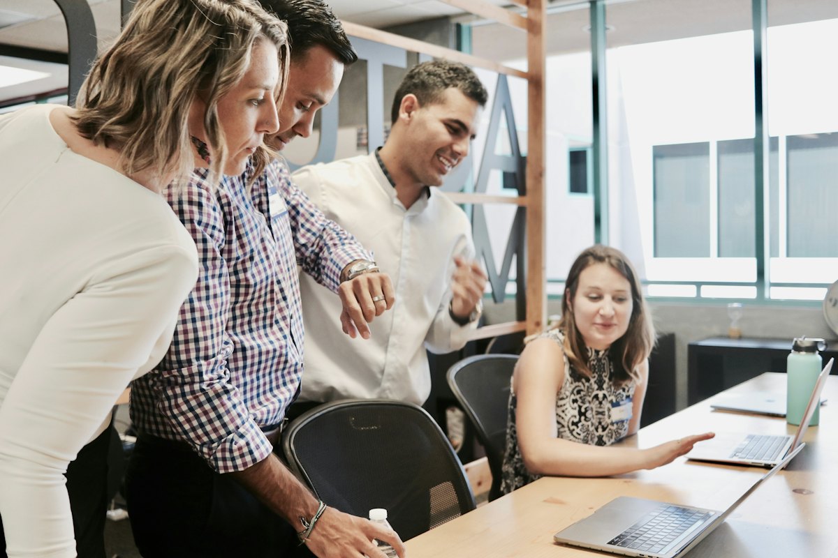 Equipo de trabajo y recibo de nómina